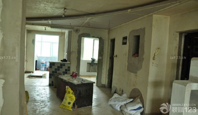 木工階段是我們比較放心的一項，是我們看到鄰居裝修的時候師傅的手藝不錯，所以就預(yù)約了他的時間來做。開始的時候整個設(shè)計都處于一個朦朧狀態(tài)，后來慢慢的越做越清晰的想法，也踴躍出了更多的設(shè)計想法。