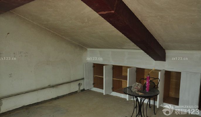 木工階段是我們比較放心的一項，是我們看到鄰居裝修的時候師傅的手藝不錯，所以就預(yù)約了他的時間來做。開始的時候整個設(shè)計都處于一個朦朧狀態(tài)，后來慢慢的越做越清晰的想法，也踴躍出了更多的設(shè)計想法。