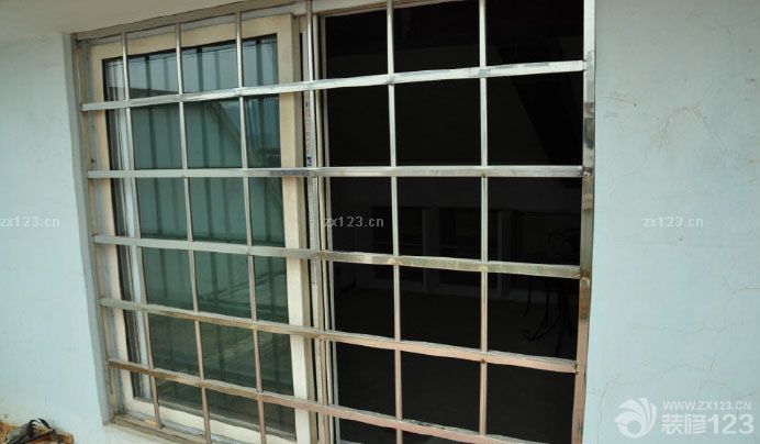 木工階段是我們比較放心的一項，是我們看到鄰居裝修的時候師傅的手藝不錯，所以就預(yù)約了他的時間來做。開始的時候整個設(shè)計都處于一個朦朧狀態(tài)，后來慢慢的越做越清晰的想法，也踴躍出了更多的設(shè)計想法。