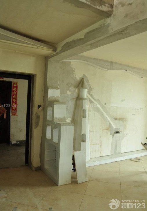 木工階段是我們比較放心的一項，是我們看到鄰居裝修的時候師傅的手藝不錯，所以就預(yù)約了他的時間來做。開始的時候整個設(shè)計都處于一個朦朧狀態(tài)，后來慢慢的越做越清晰的想法，也踴躍出了更多的設(shè)計想法。