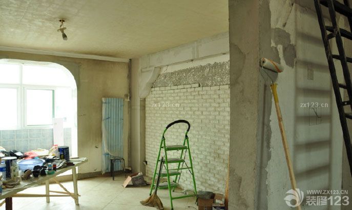 木工階段是我們比較放心的一項，是我們看到鄰居裝修的時候師傅的手藝不錯，所以就預(yù)約了他的時間來做。開始的時候整個設(shè)計都處于一個朦朧狀態(tài)，后來慢慢的越做越清晰的想法，也踴躍出了更多的設(shè)計想法。