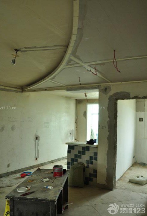 木工階段是我們比較放心的一項，是我們看到鄰居裝修的時候師傅的手藝不錯，所以就預(yù)約了他的時間來做。開始的時候整個設(shè)計都處于一個朦朧狀態(tài)，后來慢慢的越做越清晰的想法，也踴躍出了更多的設(shè)計想法。