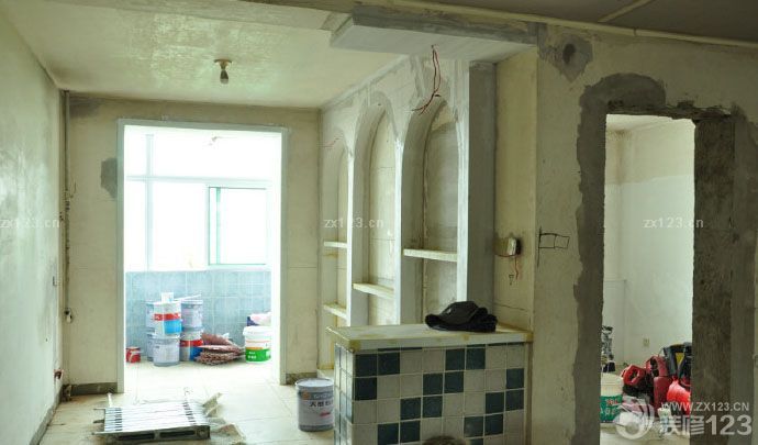 木工階段是我們比較放心的一項，是我們看到鄰居裝修的時候師傅的手藝不錯，所以就預(yù)約了他的時間來做。開始的時候整個設(shè)計都處于一個朦朧狀態(tài)，后來慢慢的越做越清晰的想法，也踴躍出了更多的設(shè)計想法。