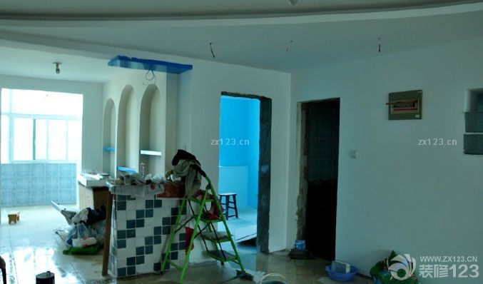 油漆部分就是我們最重視的一項，整個油漆都是我們親自挑選的，價格雖然是貴一點(diǎn)，不過為了整個家庭的健康，我們也是下了決心的。