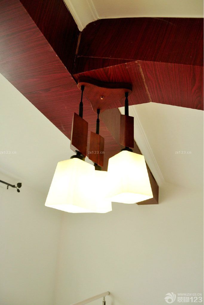 經(jīng)過幾個月的裝修時間，我們終于裝修完了，終于等到新家了，經(jīng)過了幾個月的辛苦，看到整個裝修出來的效果是滿意的，我們也就是很安心了，雖然花的時間和銀子會比較多一點(diǎn)，但是為了整個家人住得安心舒適，也是值得的。