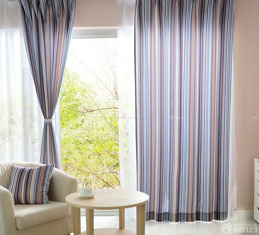 简约现代风格客厅条纹窗帘装修样板房