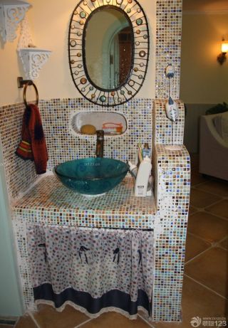地中海小户型卫生间洗手池马赛克墙面装饰图
