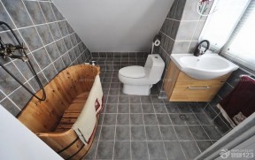 小卫生间木质浴盆装修实景图