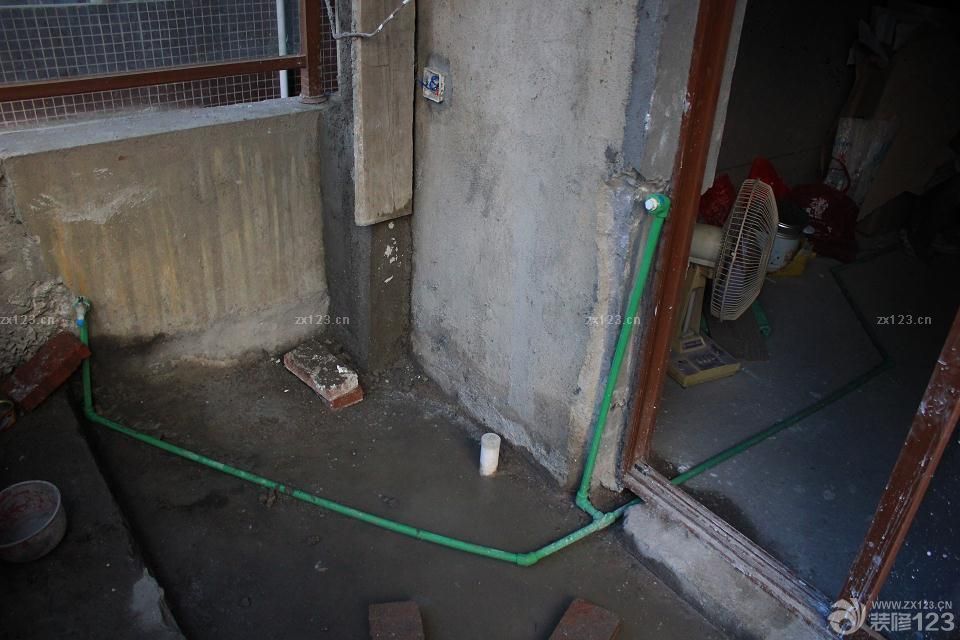 最近真是忙啊。進(jìn)度又非常的緩慢。再加上物業(yè)的各種揪心問題。好久都沒有時(shí)間來發(fā)了，不過裝修還是一步一步來。就先發(fā)下水電好了。因?yàn)槭亲约河H戚給布的水電。感覺有些地方不合理的時(shí)候非常不好溝通。最后能將就的就將就了。水電留下了很多遺憾。這是很早以前就弄完的啦。