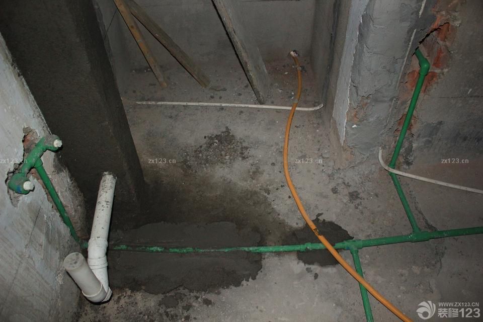 最近真是忙啊。進(jìn)度又非常的緩慢。再加上物業(yè)的各種揪心問題。好久都沒有時(shí)間來發(fā)了，不過裝修還是一步一步來。就先發(fā)下水電好了。因?yàn)槭亲约河H戚給布的水電。感覺有些地方不合理的時(shí)候非常不好溝通。最后能將就的就將就了。水電留下了很多遺憾。這是很早以前就弄完的啦。