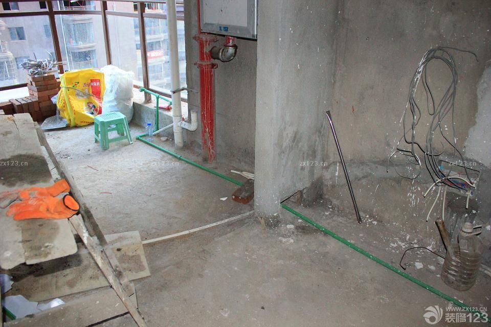 最近真是忙啊。進(jìn)度又非常的緩慢。再加上物業(yè)的各種揪心問題。好久都沒有時(shí)間來發(fā)了，不過裝修還是一步一步來。就先發(fā)下水電好了。因?yàn)槭亲约河H戚給布的水電。感覺有些地方不合理的時(shí)候非常不好溝通。最后能將就的就將就了。水電留下了很多遺憾。這是很早以前就弄完的啦。
