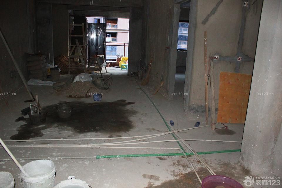 最近真是忙啊。進(jìn)度又非常的緩慢。再加上物業(yè)的各種揪心問題。好久都沒有時(shí)間來發(fā)了，不過裝修還是一步一步來。就先發(fā)下水電好了。因?yàn)槭亲约河H戚給布的水電。感覺有些地方不合理的時(shí)候非常不好溝通。最后能將就的就將就了。水電留下了很多遺憾。這是很早以前就弄完的啦。