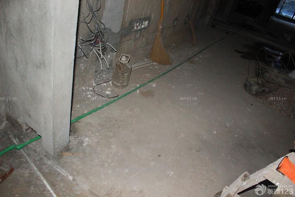 最近真是忙啊。進(jìn)度又非常的緩慢。再加上物業(yè)的各種揪心問題。好久都沒有時(shí)間來發(fā)了，不過裝修還是一步一步來。就先發(fā)下水電好了。因?yàn)槭亲约河H戚給布的水電。感覺有些地方不合理的時(shí)候非常不好溝通。最后能將就的就將就了。水電留下了很多遺憾。這是很早以前就弄完的啦。