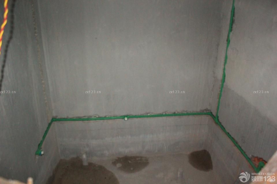 最近真是忙啊。進(jìn)度又非常的緩慢。再加上物業(yè)的各種揪心問題。好久都沒有時(shí)間來發(fā)了，不過裝修還是一步一步來。就先發(fā)下水電好了。因?yàn)槭亲约河H戚給布的水電。感覺有些地方不合理的時(shí)候非常不好溝通。最后能將就的就將就了。水電留下了很多遺憾。這是很早以前就弄完的啦。