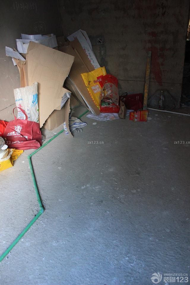 最近真是忙啊。進(jìn)度又非常的緩慢。再加上物業(yè)的各種揪心問題。好久都沒有時(shí)間來發(fā)了，不過裝修還是一步一步來。就先發(fā)下水電好了。因?yàn)槭亲约河H戚給布的水電。感覺有些地方不合理的時(shí)候非常不好溝通。最后能將就的就將就了。水電留下了很多遺憾。這是很早以前就弄完的啦。