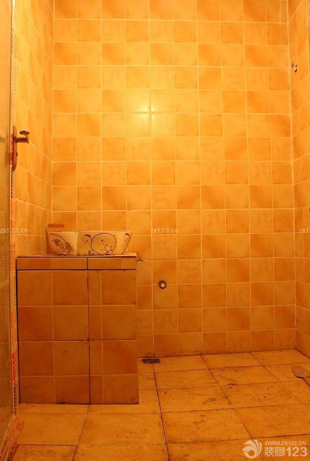 泥木這塊的工期是相對(duì)比較快的了，加上師傅的手藝很不錯(cuò)，所以沒有耽誤什么功夫。瓷磚這一塊是我在裝修市場(chǎng)花了很多時(shí)間去對(duì)比之后決定的。在同款價(jià)位里面，這款瓷磚算是比較好的了。