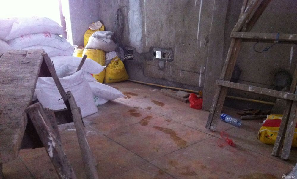 泥木這塊的工期是相對(duì)比較快的了，加上師傅的手藝很不錯(cuò)，所以沒有耽誤什么功夫。瓷磚這一塊是我在裝修市場(chǎng)花了很多時(shí)間去對(duì)比之后決定的。在同款價(jià)位里面，這款瓷磚算是比較好的了。