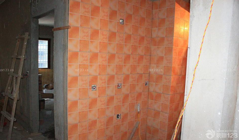 泥木這塊的工期是相對(duì)比較快的了，加上師傅的手藝很不錯(cuò)，所以沒有耽誤什么功夫。瓷磚這一塊是我在裝修市場(chǎng)花了很多時(shí)間去對(duì)比之后決定的。在同款價(jià)位里面，這款瓷磚算是比較好的了。