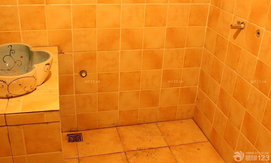 泥木這塊的工期是相對(duì)比較快的了，加上師傅的手藝很不錯(cuò)，所以沒有耽誤什么功夫。瓷磚這一塊是我在裝修市場(chǎng)花了很多時(shí)間去對(duì)比之后決定的。在同款價(jià)位里面，這款瓷磚算是比較好的了。