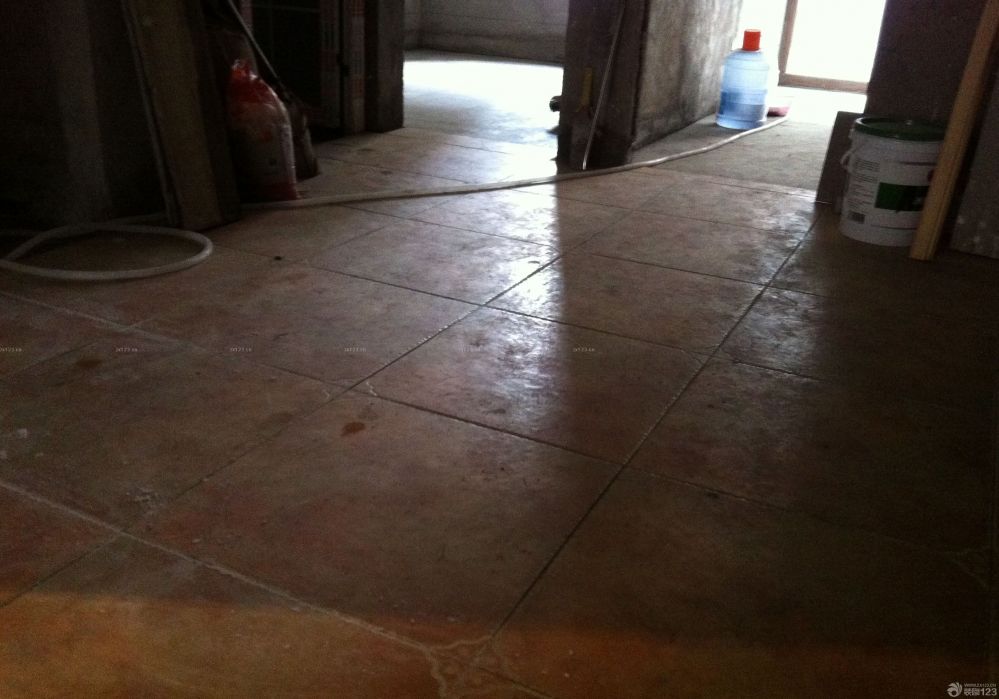 泥木這塊的工期是相對(duì)比較快的了，加上師傅的手藝很不錯(cuò)，所以沒有耽誤什么功夫。瓷磚這一塊是我在裝修市場(chǎng)花了很多時(shí)間去對(duì)比之后決定的。在同款價(jià)位里面，這款瓷磚算是比較好的了。