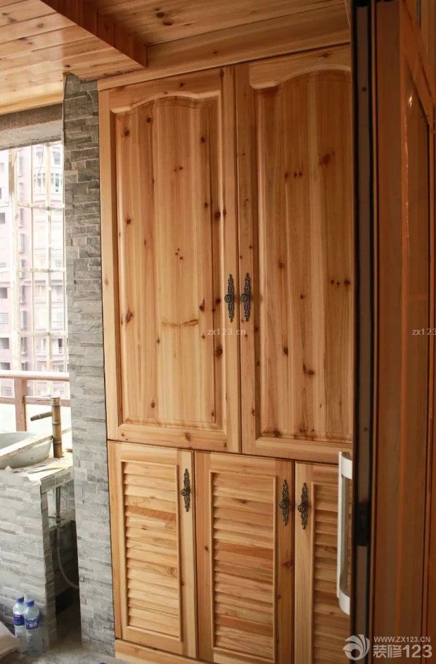 希望能對(duì)即將裝修以及正在裝修的小伙伴有所幫助。書房，以其說是書房，不如說是一個(gè)娛樂室，我喜歡做手工，所以縫紉機(jī)還有布藝材料也都放在里面了，未來還要在里面擺一臺(tái)鋼琴~現(xiàn)在還沒有入手~沒米啊啊啊。客臥是小時(shí)候最期待的風(fēng)格。客廳也是蠻溫馨的。