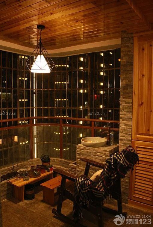 希望能對(duì)即將裝修以及正在裝修的小伙伴有所幫助。書房，以其說是書房，不如說是一個(gè)娛樂室，我喜歡做手工，所以縫紉機(jī)還有布藝材料也都放在里面了，未來還要在里面擺一臺(tái)鋼琴~現(xiàn)在還沒有入手~沒米啊啊啊?？团P是小時(shí)候最期待的風(fēng)格?？蛷d也是蠻溫馨的。