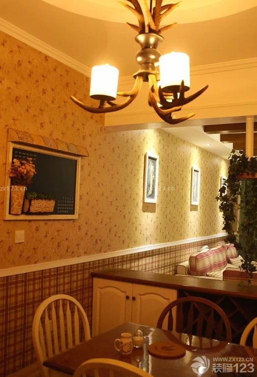 希望能對(duì)即將裝修以及正在裝修的小伙伴有所幫助。書房，以其說是書房，不如說是一個(gè)娛樂室，我喜歡做手工，所以縫紉機(jī)還有布藝材料也都放在里面了，未來還要在里面擺一臺(tái)鋼琴~現(xiàn)在還沒有入手~沒米啊啊啊?？团P是小時(shí)候最期待的風(fēng)格?？蛷d也是蠻溫馨的。