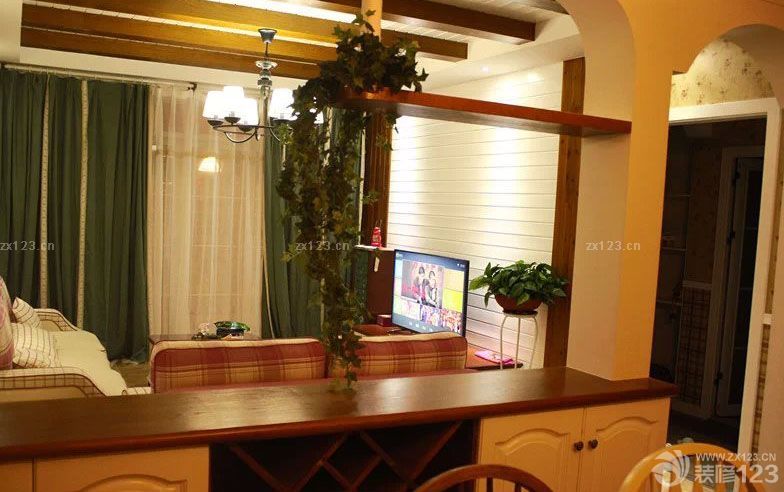 希望能對(duì)即將裝修以及正在裝修的小伙伴有所幫助。書房，以其說是書房，不如說是一個(gè)娛樂室，我喜歡做手工，所以縫紉機(jī)還有布藝材料也都放在里面了，未來還要在里面擺一臺(tái)鋼琴~現(xiàn)在還沒有入手~沒米啊啊啊。客臥是小時(shí)候最期待的風(fēng)格。客廳也是蠻溫馨的。