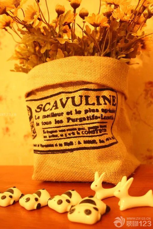 希望能對(duì)即將裝修以及正在裝修的小伙伴有所幫助。書房，以其說是書房，不如說是一個(gè)娛樂室，我喜歡做手工，所以縫紉機(jī)還有布藝材料也都放在里面了，未來還要在里面擺一臺(tái)鋼琴~現(xiàn)在還沒有入手~沒米啊啊啊。客臥是小時(shí)候最期待的風(fēng)格。客廳也是蠻溫馨的。