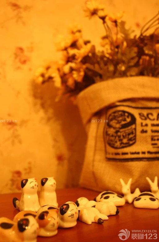 希望能對(duì)即將裝修以及正在裝修的小伙伴有所幫助。書房，以其說是書房，不如說是一個(gè)娛樂室，我喜歡做手工，所以縫紉機(jī)還有布藝材料也都放在里面了，未來還要在里面擺一臺(tái)鋼琴~現(xiàn)在還沒有入手~沒米啊啊啊?？团P是小時(shí)候最期待的風(fēng)格?？蛷d也是蠻溫馨的。