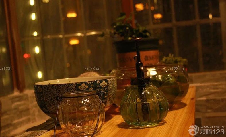 希望能對(duì)即將裝修以及正在裝修的小伙伴有所幫助。書房，以其說是書房，不如說是一個(gè)娛樂室，我喜歡做手工，所以縫紉機(jī)還有布藝材料也都放在里面了，未來還要在里面擺一臺(tái)鋼琴~現(xiàn)在還沒有入手~沒米啊啊啊?？团P是小時(shí)候最期待的風(fēng)格?？蛷d也是蠻溫馨的。