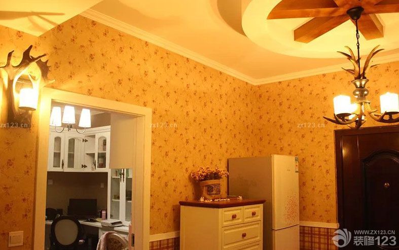 希望能對(duì)即將裝修以及正在裝修的小伙伴有所幫助。書房，以其說是書房，不如說是一個(gè)娛樂室，我喜歡做手工，所以縫紉機(jī)還有布藝材料也都放在里面了，未來還要在里面擺一臺(tái)鋼琴~現(xiàn)在還沒有入手~沒米啊啊啊?？团P是小時(shí)候最期待的風(fēng)格。客廳也是蠻溫馨的。