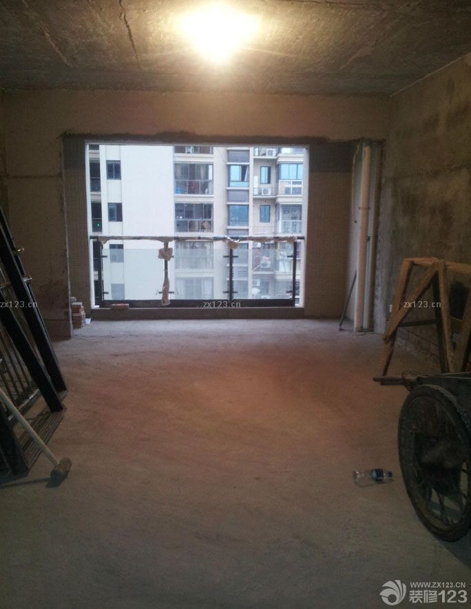 拿到鑰匙就迫不及待的聯(lián)系了裝修公司，對未來新家的構(gòu)思和設計一直都是秉著自己喜歡的地中海風格去打造的。所以在整個裝修的時候，自己不敢怠慢。