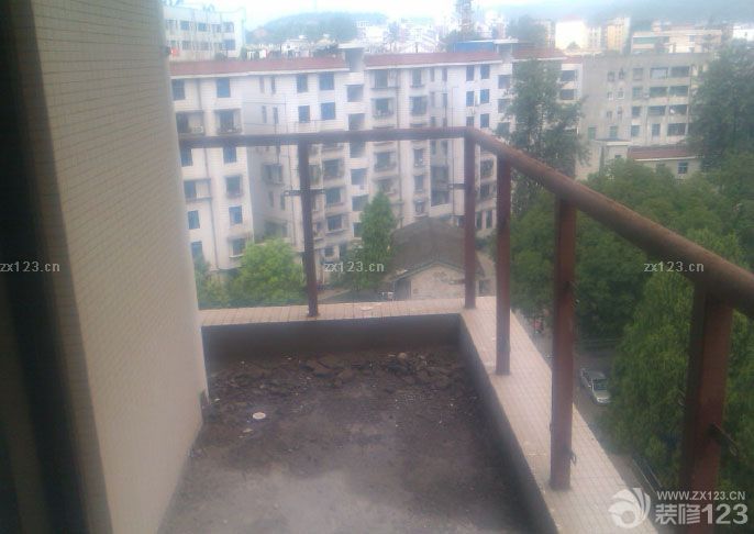 拿到鑰匙就迫不及待的聯(lián)系了裝修公司，對未來新家的構(gòu)思和設計一直都是秉著自己喜歡的地中海風格去打造的。所以在整個裝修的時候，自己不敢怠慢。