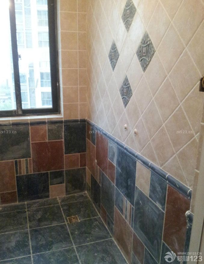 地中海風格的瓷磚，花了我一天的時間去選擇，從最開始價位選擇，質(zhì)量選擇，到最后的綜合選擇。最后敲定了這一款式，感覺還是不錯的。師傅的手藝也很不錯。