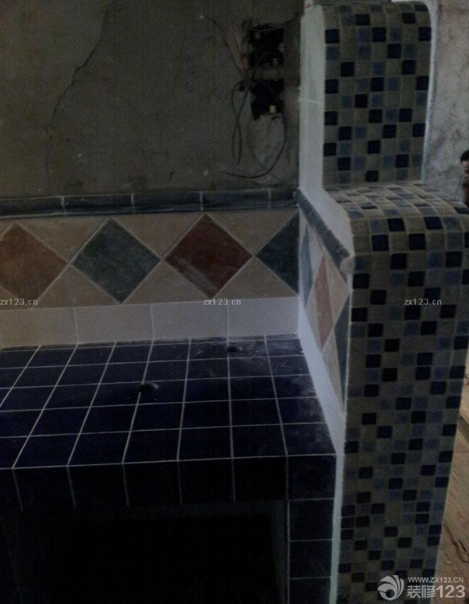 地中海風格的瓷磚，花了我一天的時間去選擇，從最開始價位選擇，質(zhì)量選擇，到最后的綜合選擇。最后敲定了這一款式，感覺還是不錯的。師傅的手藝也很不錯。