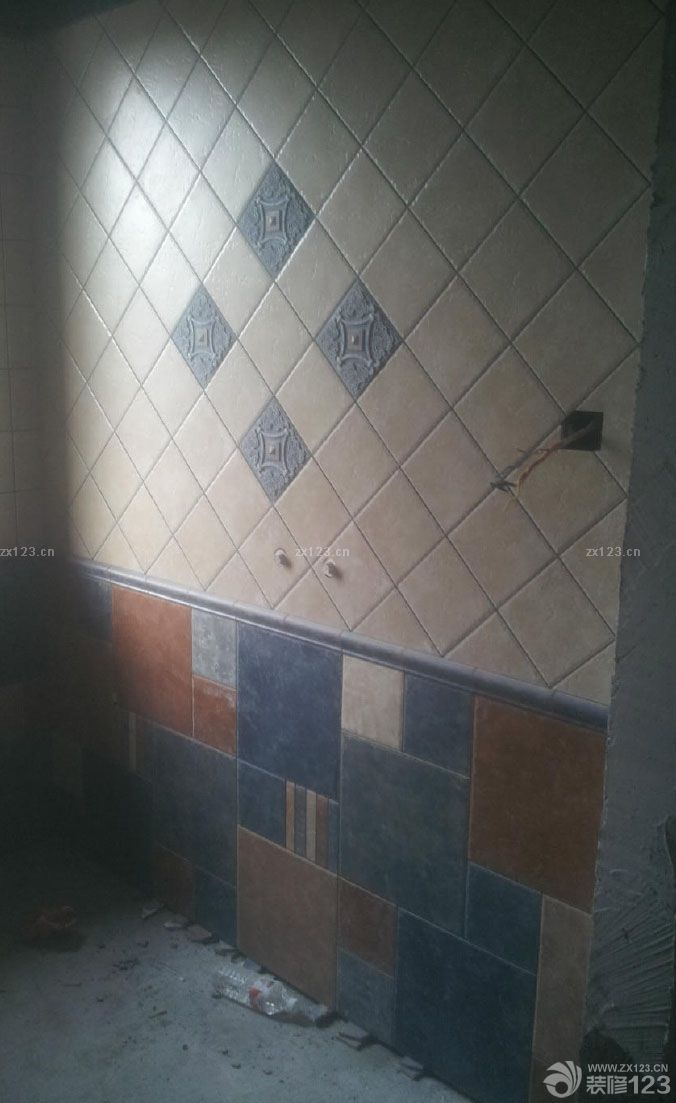 地中海風格的瓷磚，花了我一天的時間去選擇，從最開始價位選擇，質(zhì)量選擇，到最后的綜合選擇。最后敲定了這一款式，感覺還是不錯的。師傅的手藝也很不錯。