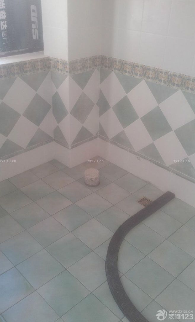 地中海風格的瓷磚，花了我一天的時間去選擇，從最開始價位選擇，質(zhì)量選擇，到最后的綜合選擇。最后敲定了這一款式，感覺還是不錯的。師傅的手藝也很不錯。