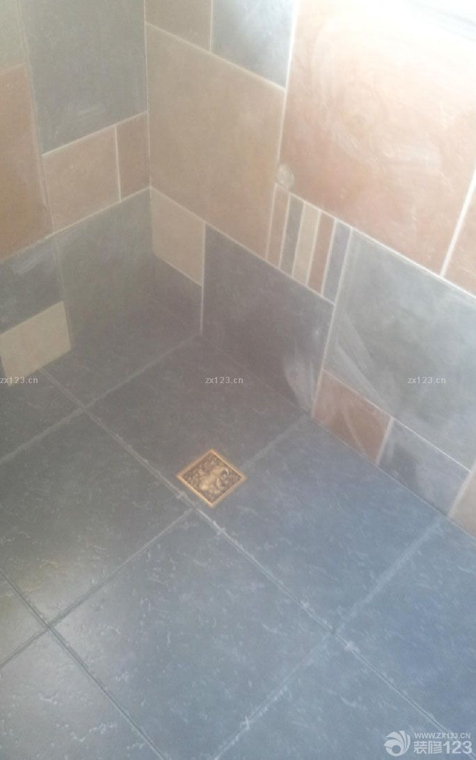 地中海風格的瓷磚，花了我一天的時間去選擇，從最開始價位選擇，質(zhì)量選擇，到最后的綜合選擇。最后敲定了這一款式，感覺還是不錯的。師傅的手藝也很不錯。