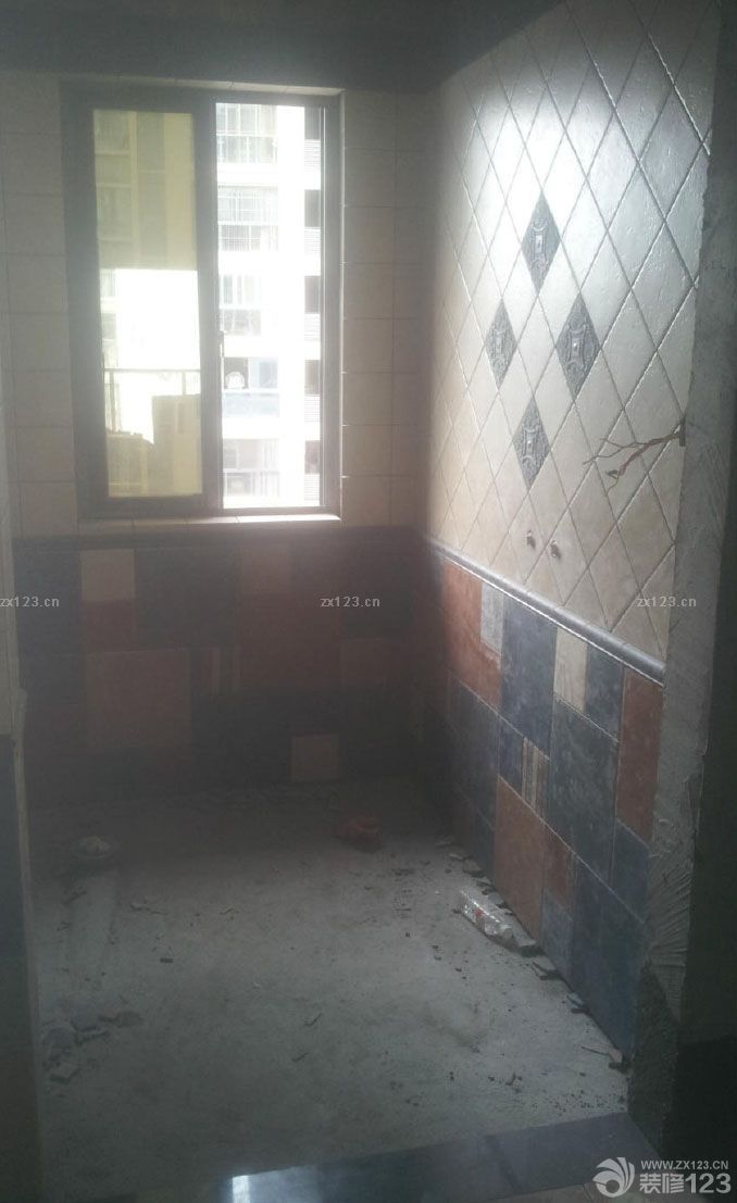 地中海風格的瓷磚，花了我一天的時間去選擇，從最開始價位選擇，質(zhì)量選擇，到最后的綜合選擇。最后敲定了這一款式，感覺還是不錯的。師傅的手藝也很不錯。