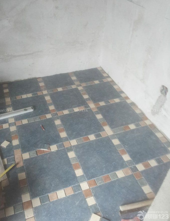 地中海風格的瓷磚，花了我一天的時間去選擇，從最開始價位選擇，質(zhì)量選擇，到最后的綜合選擇。最后敲定了這一款式，感覺還是不錯的。師傅的手藝也很不錯。