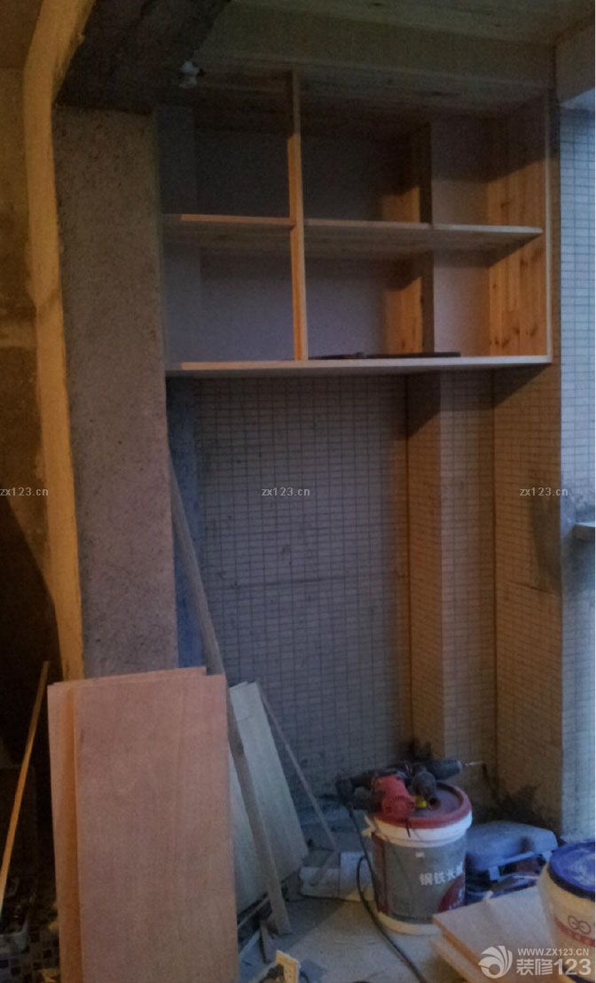 木工活是我請家里的一個親戚來做的，因為考慮到木工這一塊比較省心一點，所以在木工期間我們能夠稍微休息一下，準備接下來油漆的事情。所以我們有了充足的時間對油漆做比對。