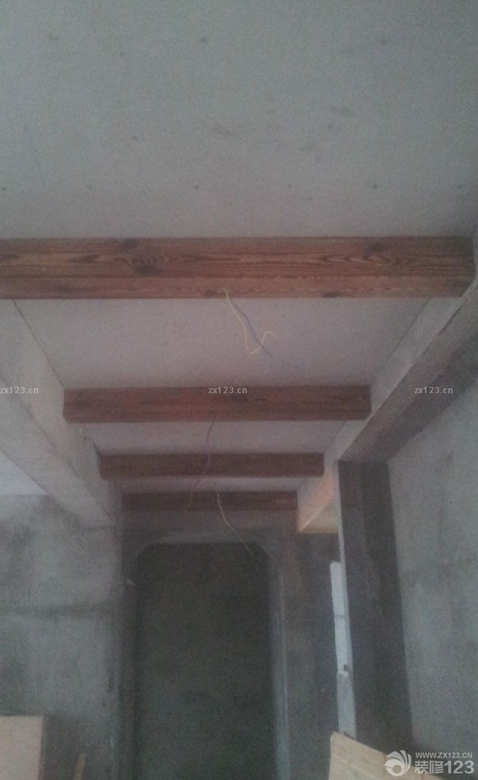 木工活是我請家里的一個親戚來做的，因為考慮到木工這一塊比較省心一點，所以在木工期間我們能夠稍微休息一下，準備接下來油漆的事情。所以我們有了充足的時間對油漆做比對。