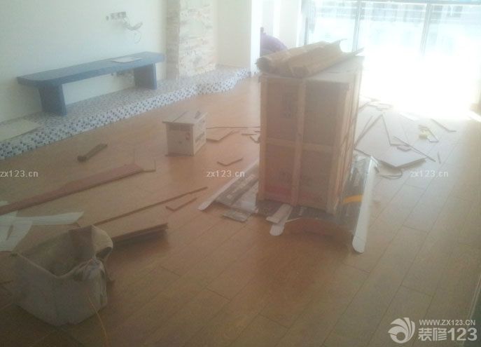 木工活是我請家里的一個親戚來做的，因為考慮到木工這一塊比較省心一點，所以在木工期間我們能夠稍微休息一下，準備接下來油漆的事情。所以我們有了充足的時間對油漆做比對。