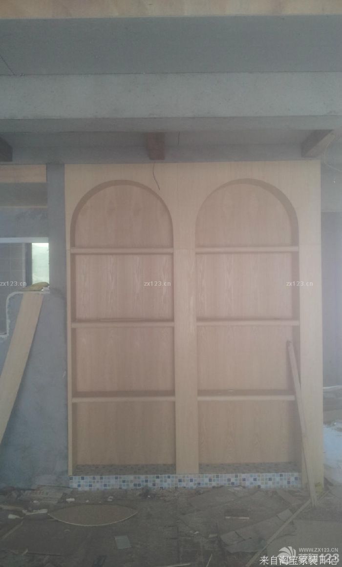 木工活是我請家里的一個親戚來做的，因為考慮到木工這一塊比較省心一點，所以在木工期間我們能夠稍微休息一下，準備接下來油漆的事情。所以我們有了充足的時間對油漆做比對。