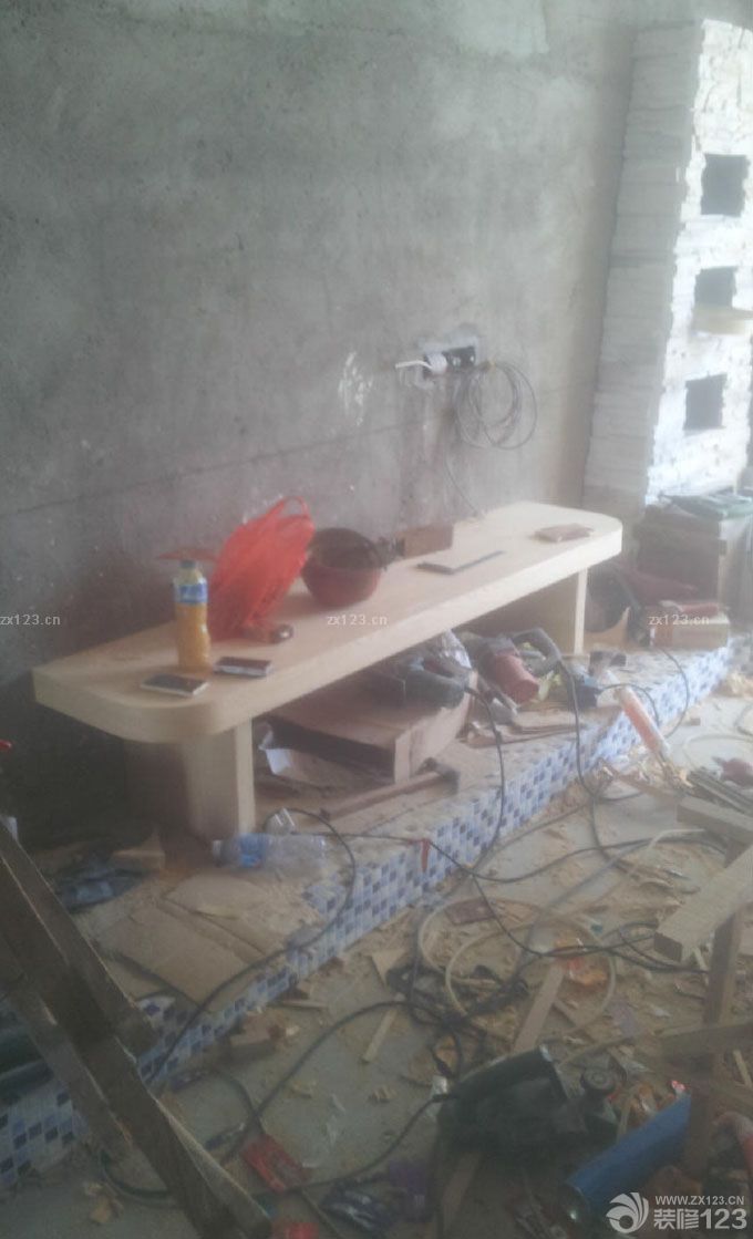 木工活是我請家里的一個親戚來做的，因為考慮到木工這一塊比較省心一點，所以在木工期間我們能夠稍微休息一下，準備接下來油漆的事情。所以我們有了充足的時間對油漆做比對。