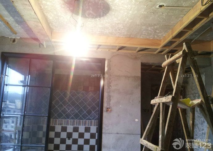 木工活是我請家里的一個親戚來做的，因為考慮到木工這一塊比較省心一點，所以在木工期間我們能夠稍微休息一下，準備接下來油漆的事情。所以我們有了充足的時間對油漆做比對。