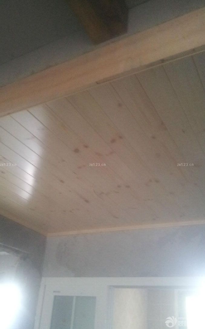 木工活是我請家里的一個親戚來做的，因為考慮到木工這一塊比較省心一點，所以在木工期間我們能夠稍微休息一下，準備接下來油漆的事情。所以我們有了充足的時間對油漆做比對。