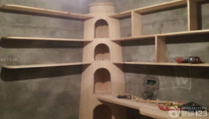 木工活是我請家里的一個親戚來做的，因為考慮到木工這一塊比較省心一點，所以在木工期間我們能夠稍微休息一下，準備接下來油漆的事情。所以我們有了充足的時間對油漆做比對。