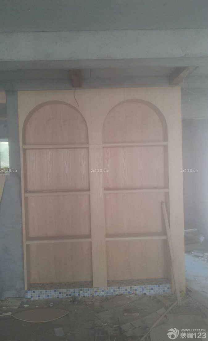 木工活是我請家里的一個親戚來做的，因為考慮到木工這一塊比較省心一點，所以在木工期間我們能夠稍微休息一下，準備接下來油漆的事情。所以我們有了充足的時間對油漆做比對。